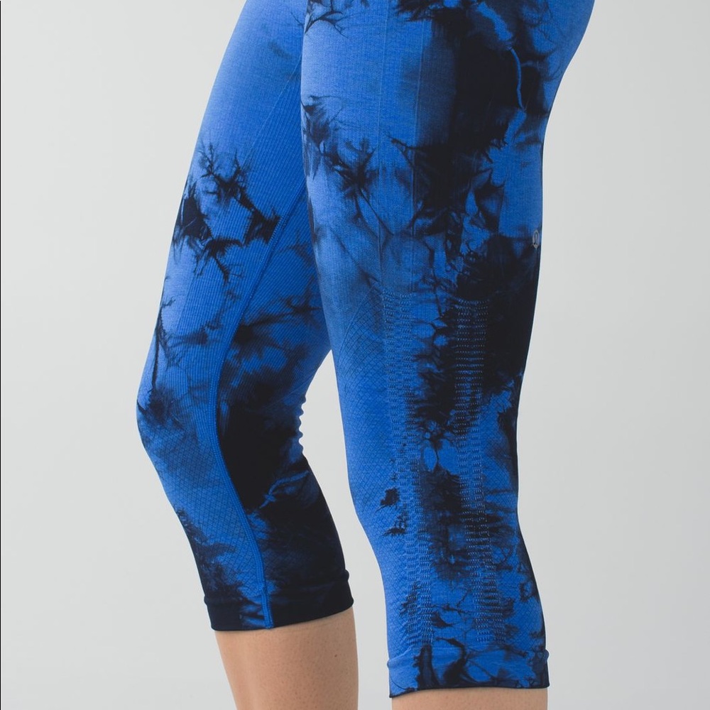 Lululemon in the flow crop cadet blue tie dye size 4